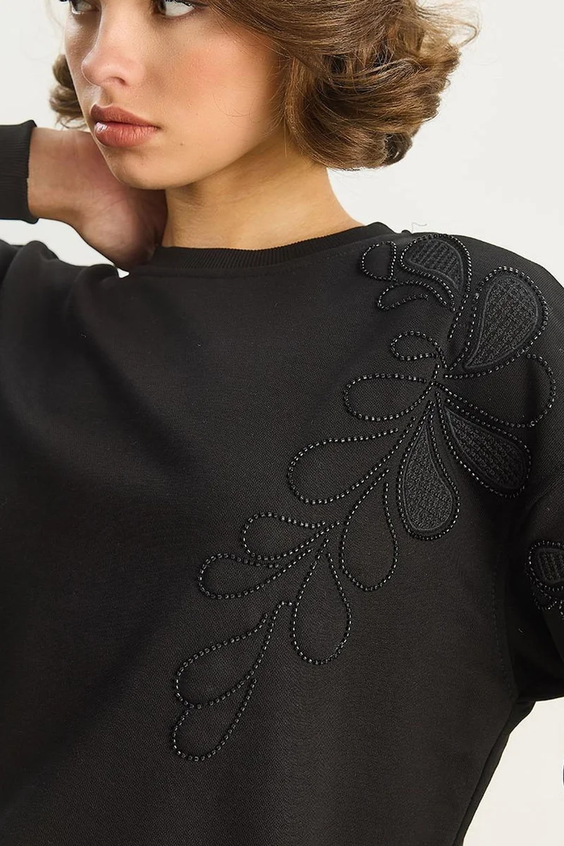 Bianco Lucci LUCCI Embroidered Crew Neck Long Sleeve Sweatshirt