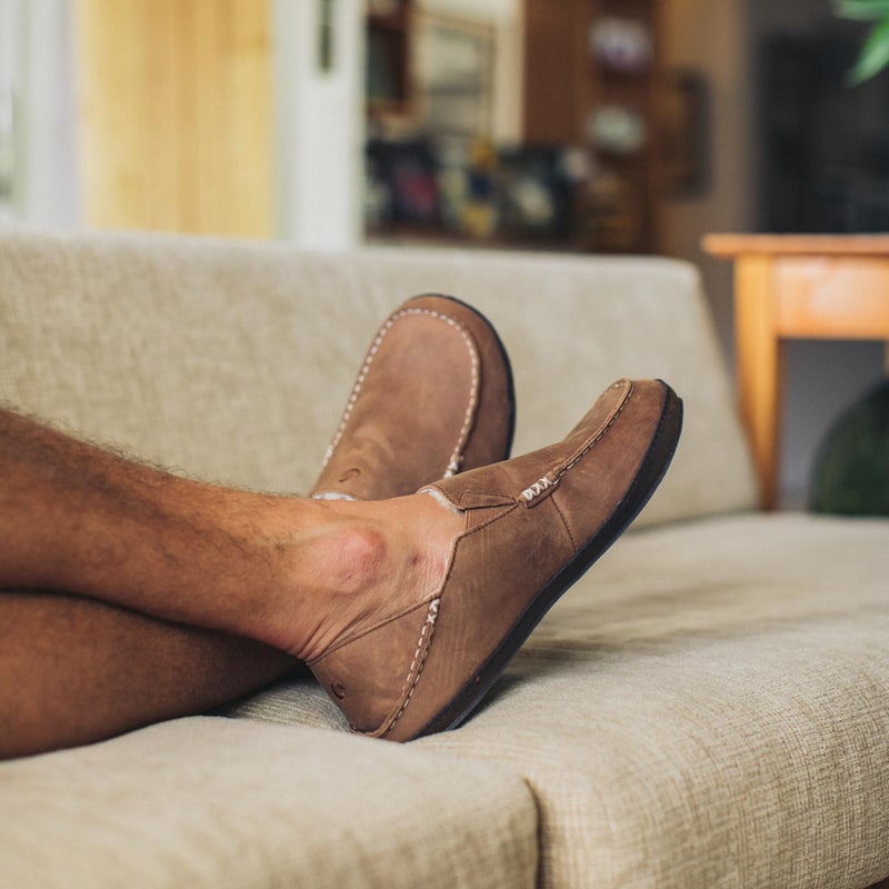 OLUKAI Moloa Slipper, Men's Premium Leather Slip-On Shoes, Soft Genuine Shearling Lining & Gel Insert, Drop-In Heel & All-Day Comfort, Toffee/Dk Wood, 9 - Image 2