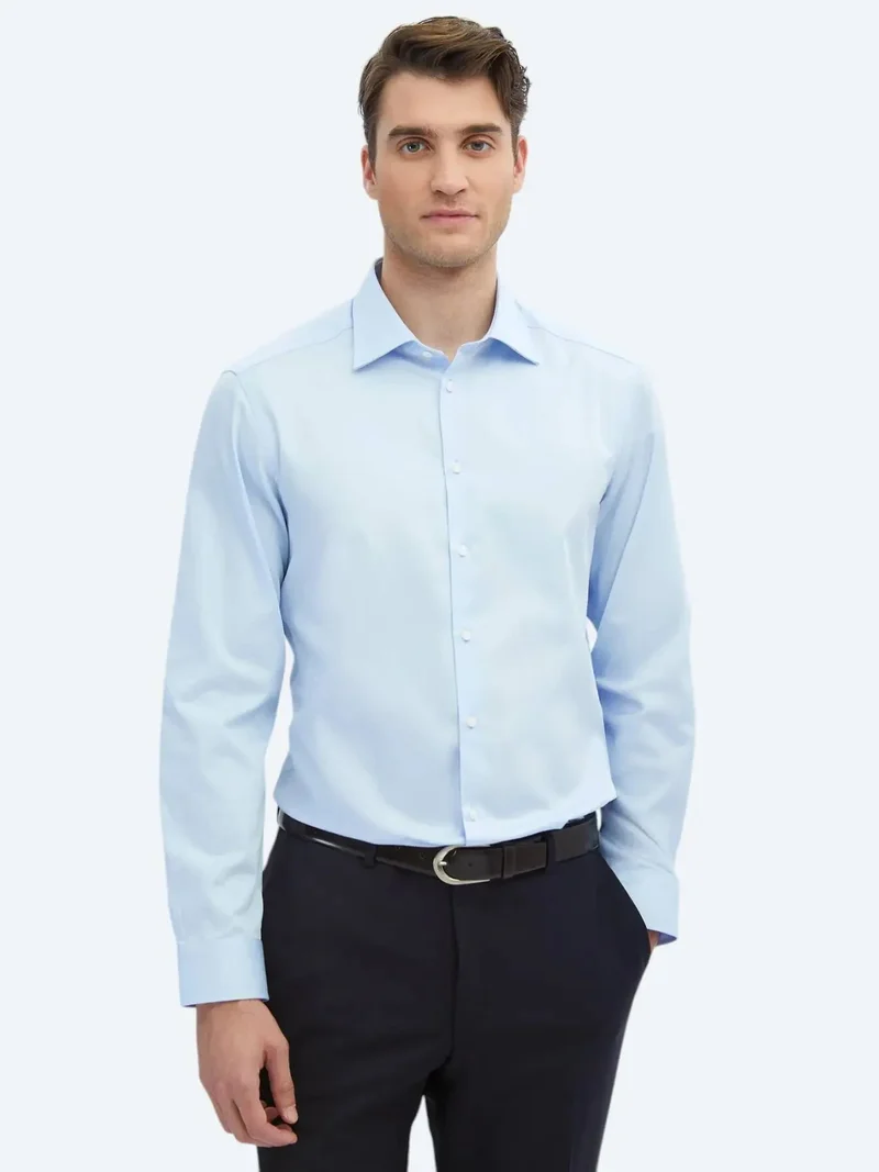 كيب قميص قطني كلاسيكي سادة بلون أزرق فاتح، بقصة ضيقة، مصنوع من القطن الخالص ١٠٠٪