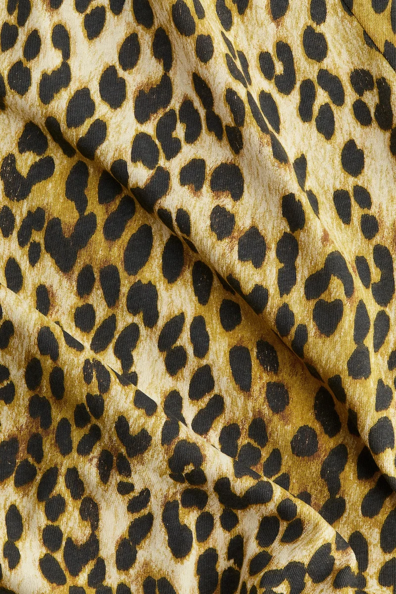 اتش اند ام فستان بتصميم تي-شيرت بأكتاف مبطنة