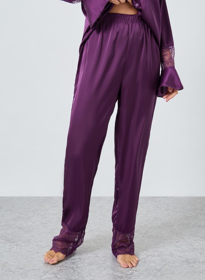 ستايلي طقم بيجاما من بلوزة ساتان وتفاصيل دانتيل مع بنطال - Image 4