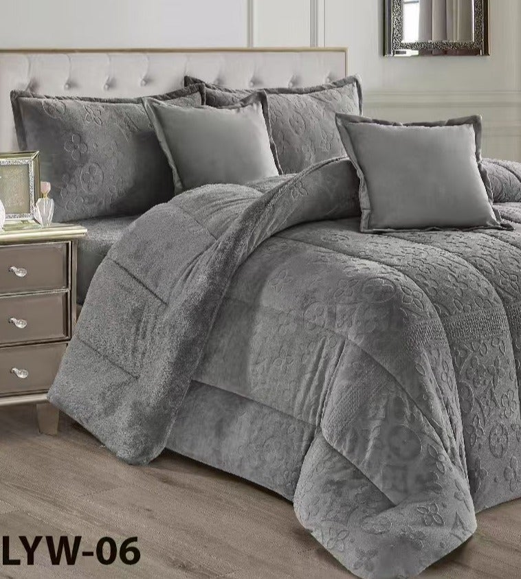 مون مفرش سرير شتوي نفرين بتصميم هندسي ومحفور مصنوع من المخمل والفرو الناعم مكون من 6 قطع ( 1 مفرش +1 شرشف مطاط للمرتبة + 2 كيس مخدة +2 كيس للوسادة المربعة ) مقاس المفرش 230X250 سم - Image 1