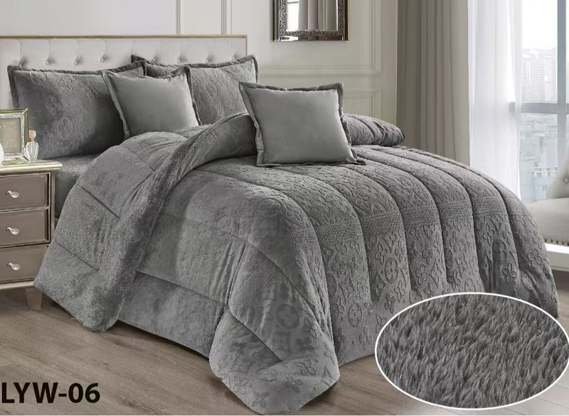 مون مفرش سرير شتوي نفرين بتصميم هندسي ومحفور مصنوع من المخمل والفرو الناعم مكون من 6 قطع ( 1 مفرش +1 شرشف مطاط للمرتبة + 2 كيس مخدة +2 كيس للوسادة المربعة ) مقاس المفرش 230X250 سم - Image 2