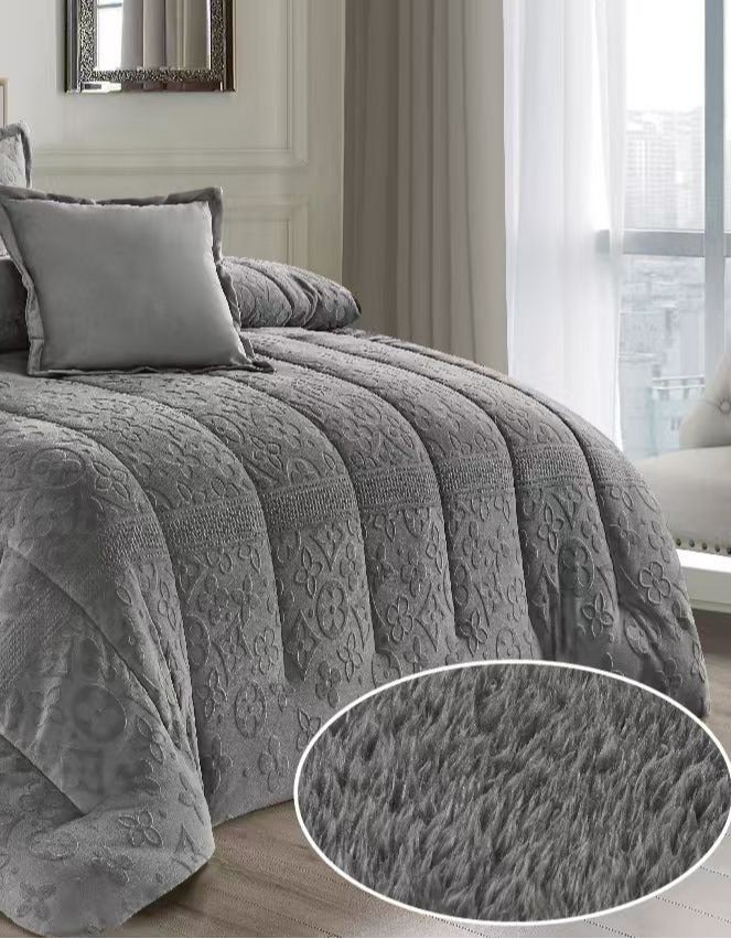 مون مفرش سرير شتوي نفرين بتصميم هندسي ومحفور مصنوع من المخمل والفرو الناعم مكون من 6 قطع ( 1 مفرش +1 شرشف مطاط للمرتبة + 2 كيس مخدة +2 كيس للوسادة المربعة ) مقاس المفرش 230X250 سم - Image 3