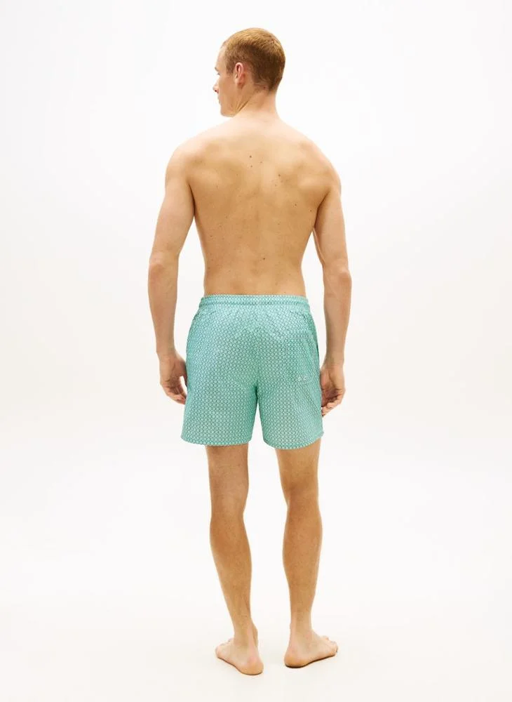 تومي هيلفيغر شورت سباحة متوسط الطول بطبعة