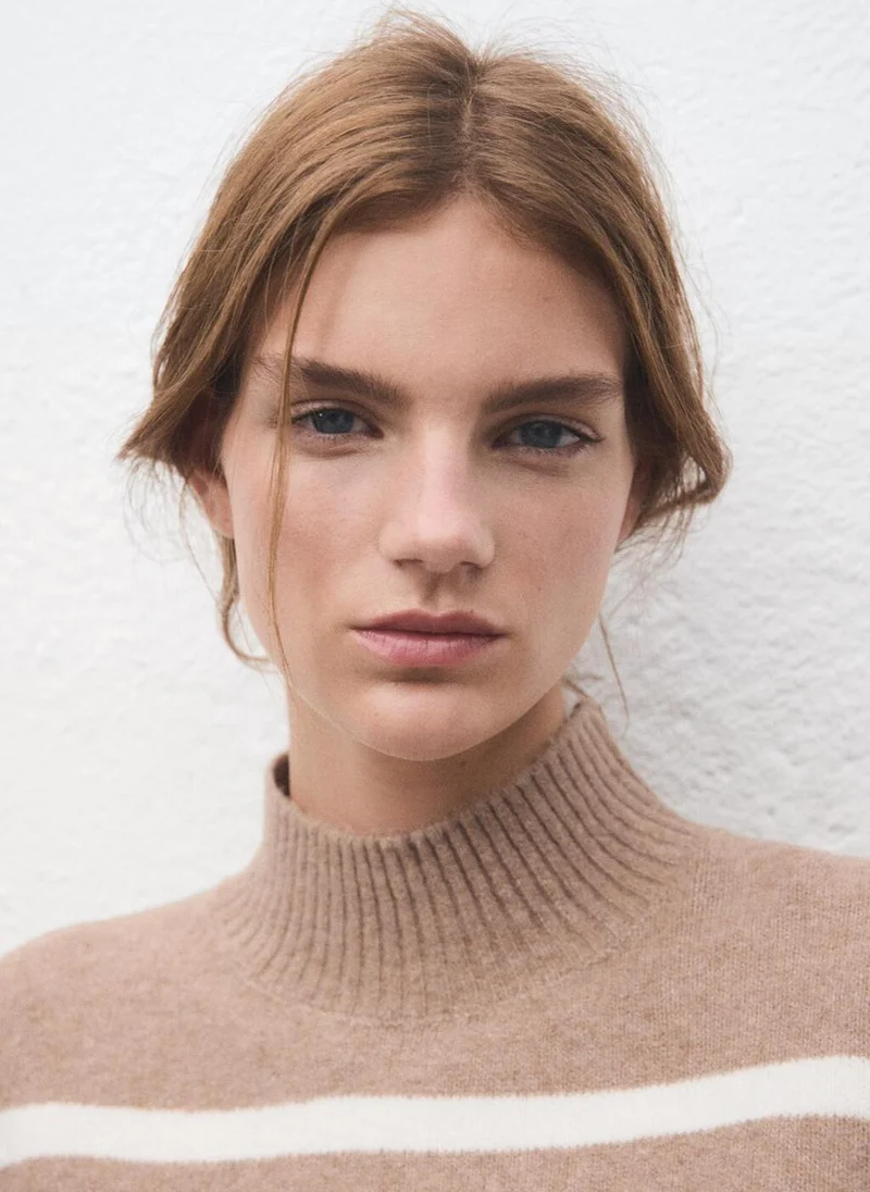 مانجو كنزة صوفية مقلمة بياقة عالية واسعة