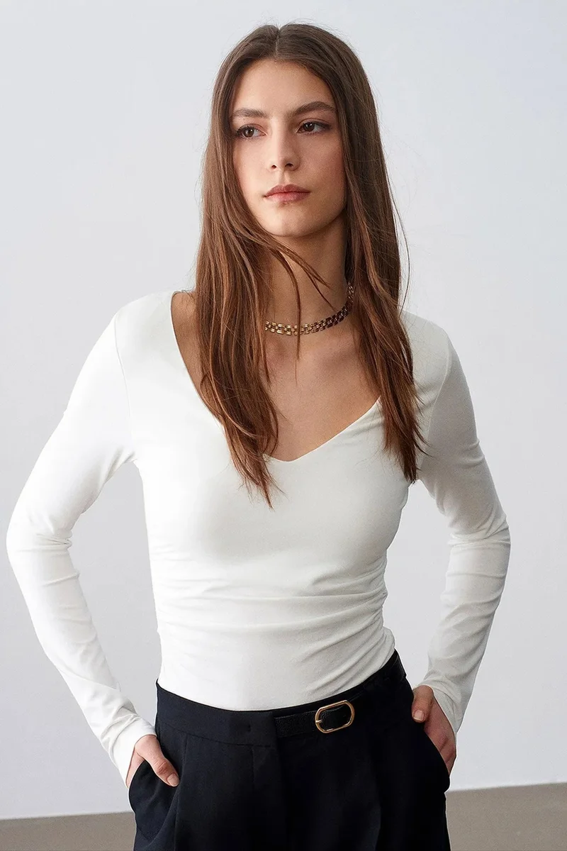 DILVIN Slim Fit V-Neck Knit Blouse