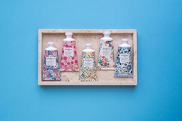Cath Kidston كريم يد كاث كيدستون 50 مل زبدة الشيا ليدين ناعمتين ورطبتين برائحة زهر التفاح وزهر البيلسان حجم جيب وسفر هدية تجميل لها خالية من القسوة لندن مسرح - Image 4