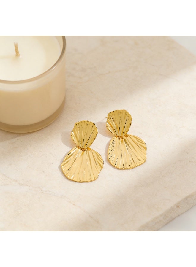 حقل أقراط مطليّة بذهب عيار 24 قيراطاً بتصميم مزدوج الطبقات مطوي على شكل مروحة، تتميز بجمالية شبه رسمية رفيعة للمناسبات المسائية، بتصميم أوروبي وأمريكي للفتيات والسيدات. - Image 4