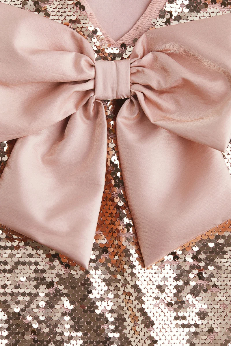 اتش اند ام فستان مزيّن بالترتر مع فيونكة