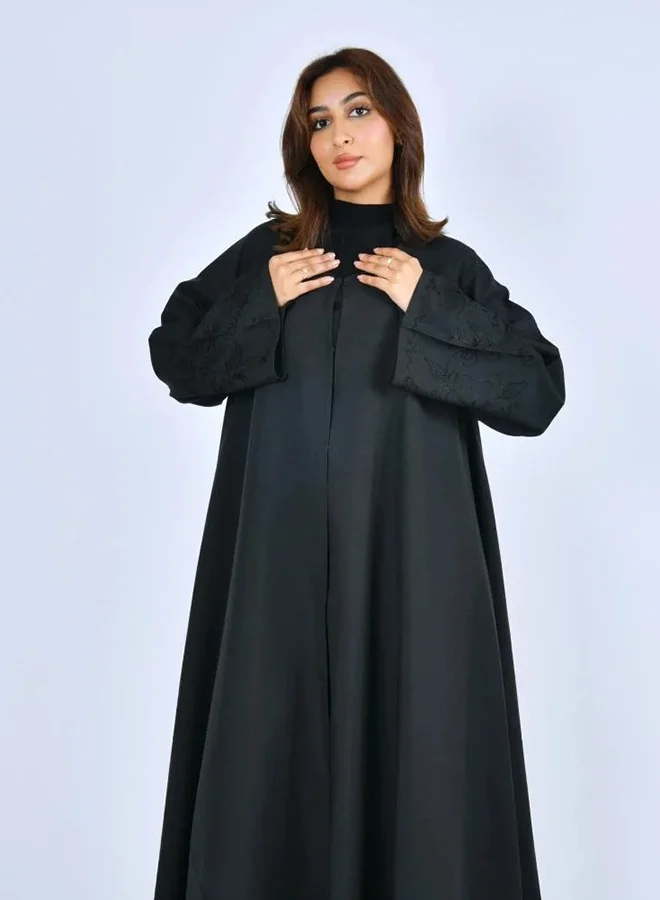 عبايات لمحة عباية سوداء دبل كلوش مغلقة بطقطق مزينة بتطريز على الاكمام