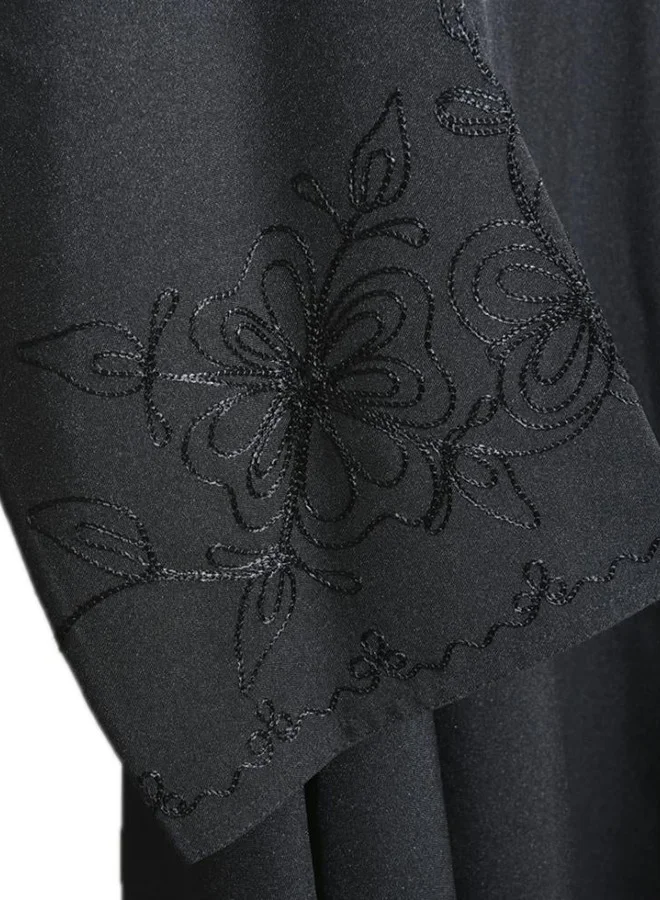 عبايات لمحة عباية سوداء دبل كلوش مغلقة بطقطق مزينة بتطريز على الاكمام