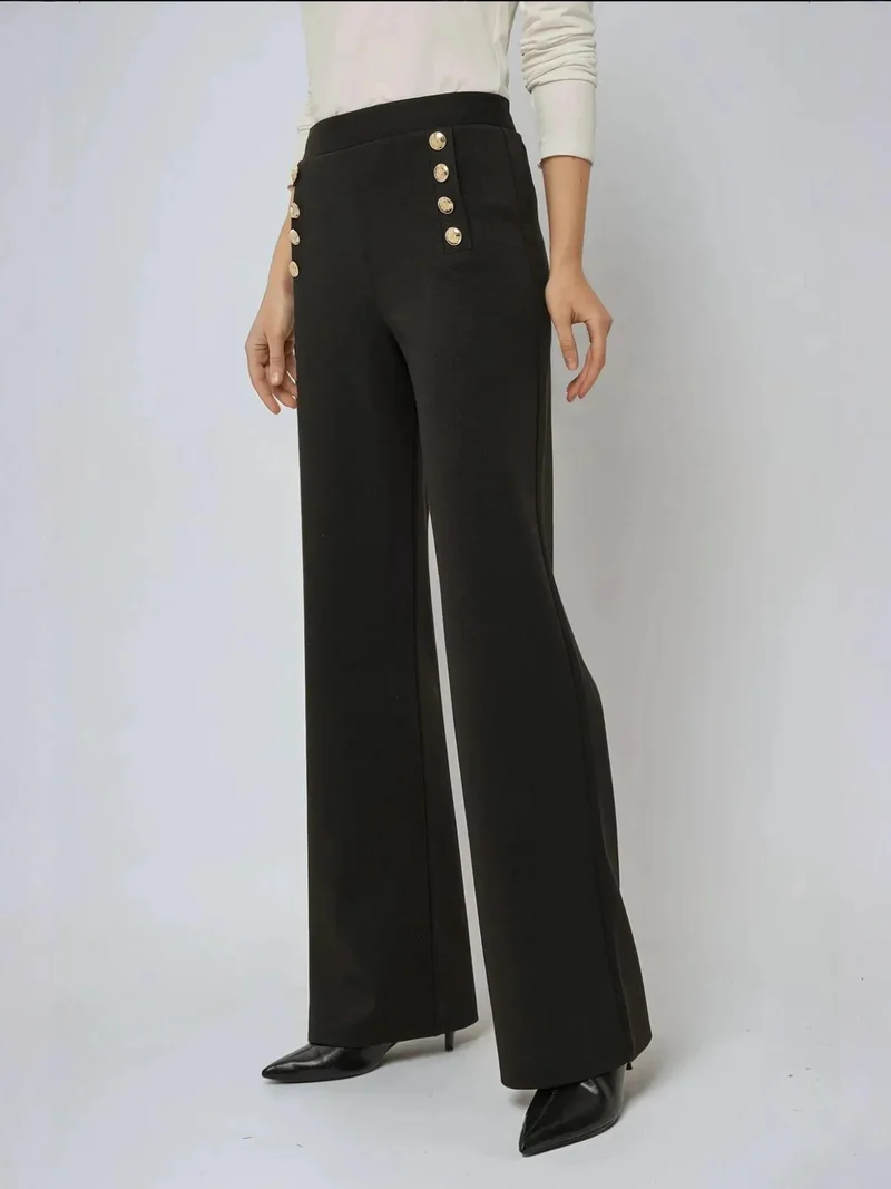 زوبعة بنطلون واسع بخصر عالٍ وزر مزخرف