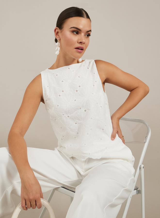 ستايلي بلوزة بدون أكمام بتطريز وحافة مكشكشة - Image 1