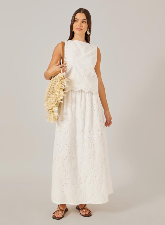 ستايلي بلوزة بدون أكمام بتطريز وحافة مكشكشة - Image 2