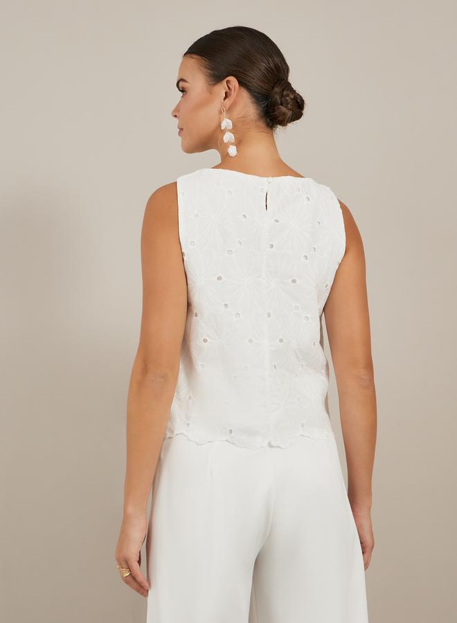 ستايلي بلوزة بدون أكمام بتطريز وحافة مكشكشة - Image 5