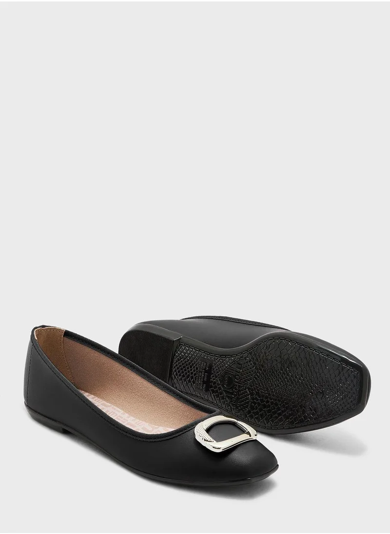MOLECA Daleyza Close Toe Ballerinas