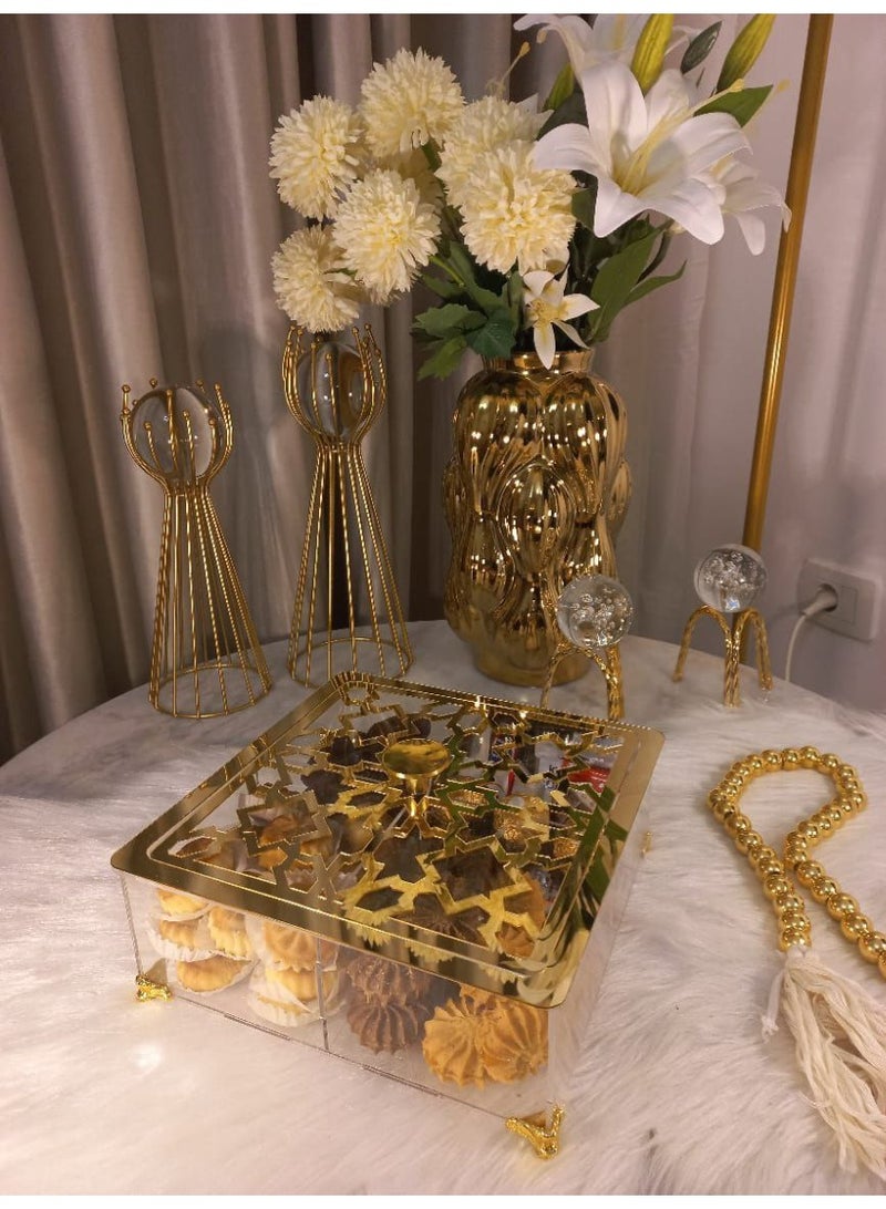 A cake box designed with 4 compartments, equipped with 4 small legs that give it stability on any surface, making it practical to use, whether for serving or storing. Equipped with a gripping ribbon at the ends, suitable for serving on occasions or for daily use. Its shape is elegant and easy to carry and transport. Size: 25*25cm, depth: 8cm. - Image 1