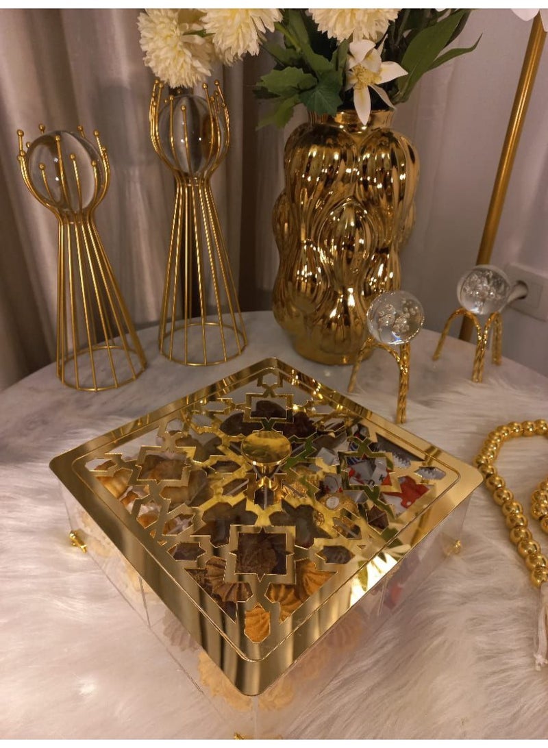 A cake box designed with 4 compartments, equipped with 4 small legs that give it stability on any surface, making it practical to use, whether for serving or storing. Equipped with a gripping ribbon at the ends, suitable for serving on occasions or for daily use. Its shape is elegant and easy to carry and transport. Size: 25*25cm, depth: 8cm. - Image 3