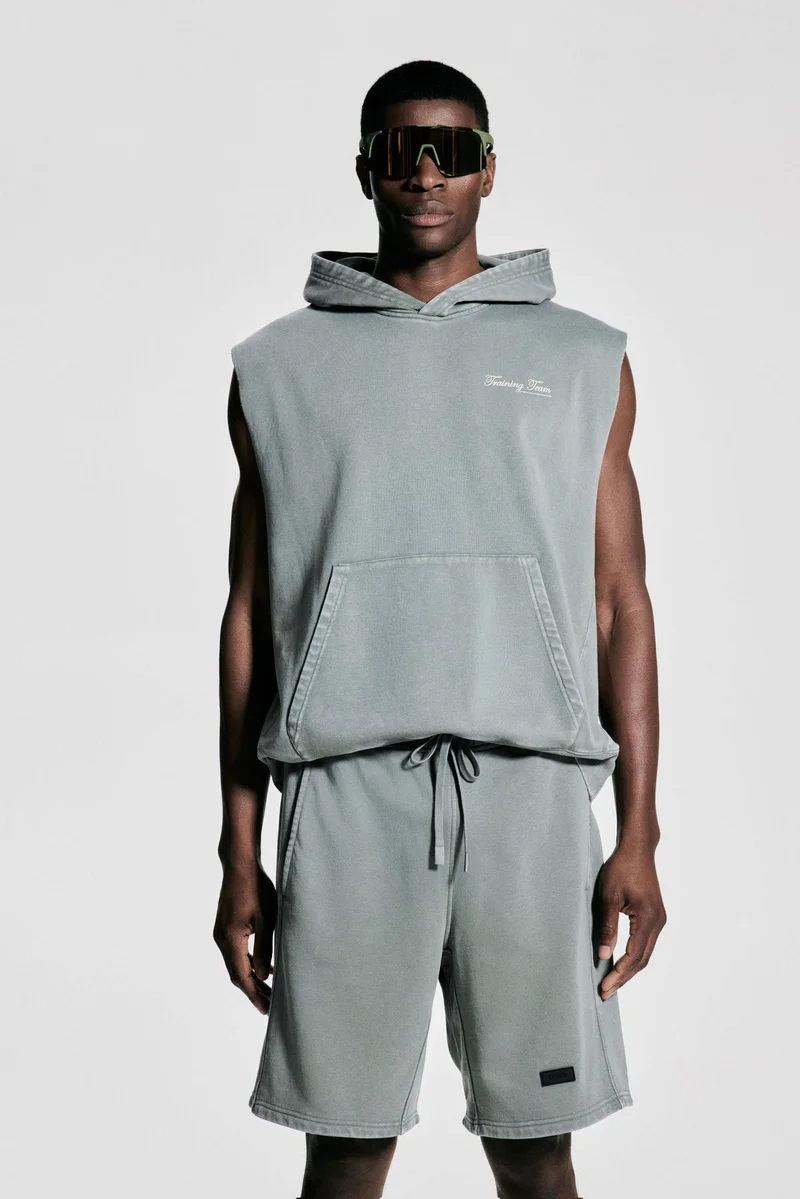 اتش اند ام شورت رياضي بطول متوسط