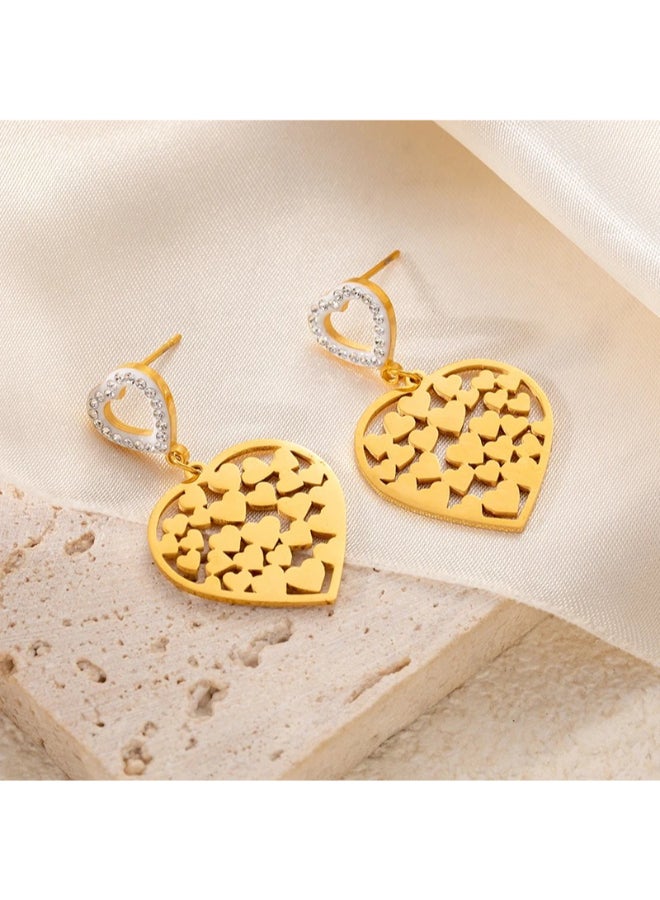 ذا بلاك بيرل اكسسوريز حلق أستانليس ستيل ذهبي شكل قلب مرصع بفصوص الزيركون