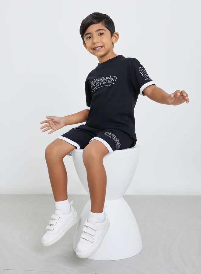 ستايلي طقم منسق من شورت وتيشيرت بطبعة جرافيك