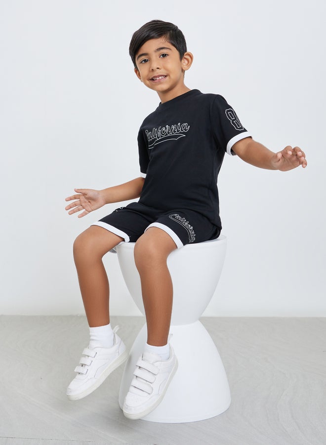 ستايلي طقم منسق من شورت وتيشيرت بطبعة جرافيك - Image 1