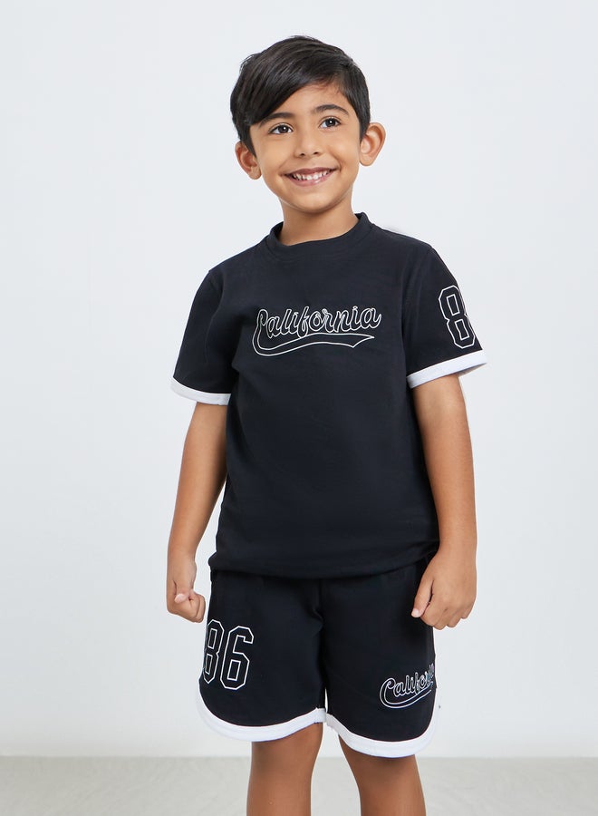 ستايلي طقم منسق من شورت وتيشيرت بطبعة جرافيك - Image 2