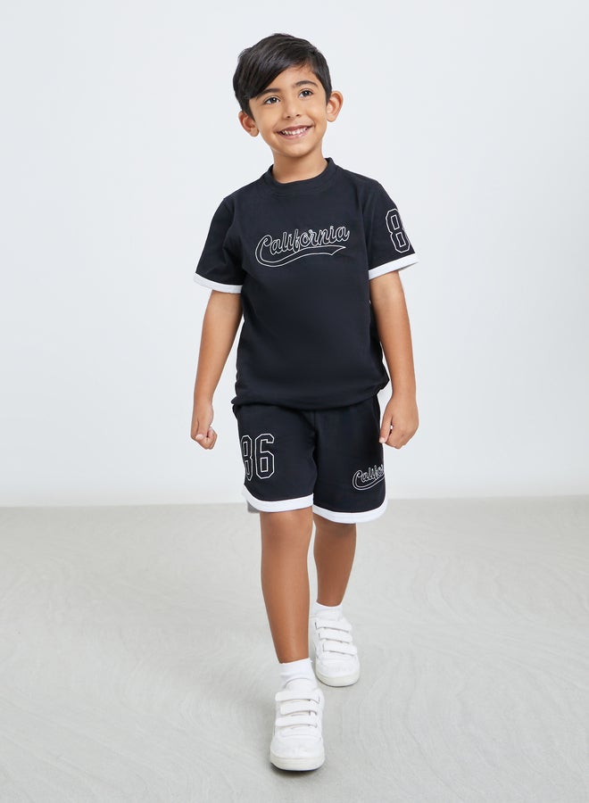 ستايلي طقم منسق من شورت وتيشيرت بطبعة جرافيك - Image 3