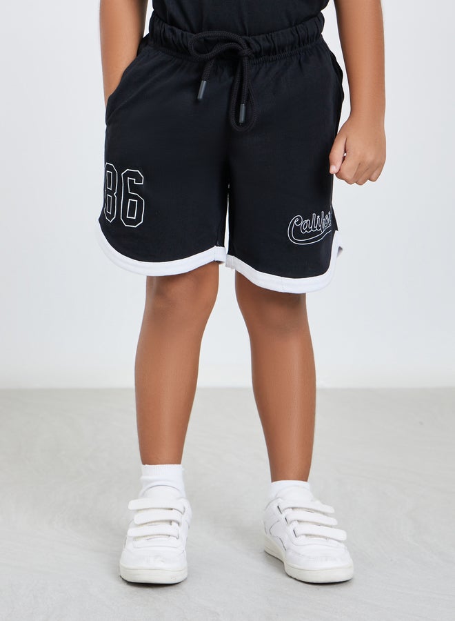 ستايلي طقم منسق من شورت وتيشيرت بطبعة جرافيك - Image 5