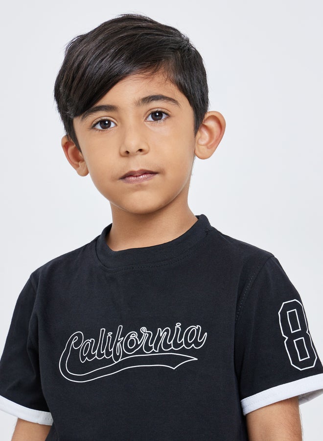 ستايلي طقم منسق من شورت وتيشيرت بطبعة جرافيك - Image 4