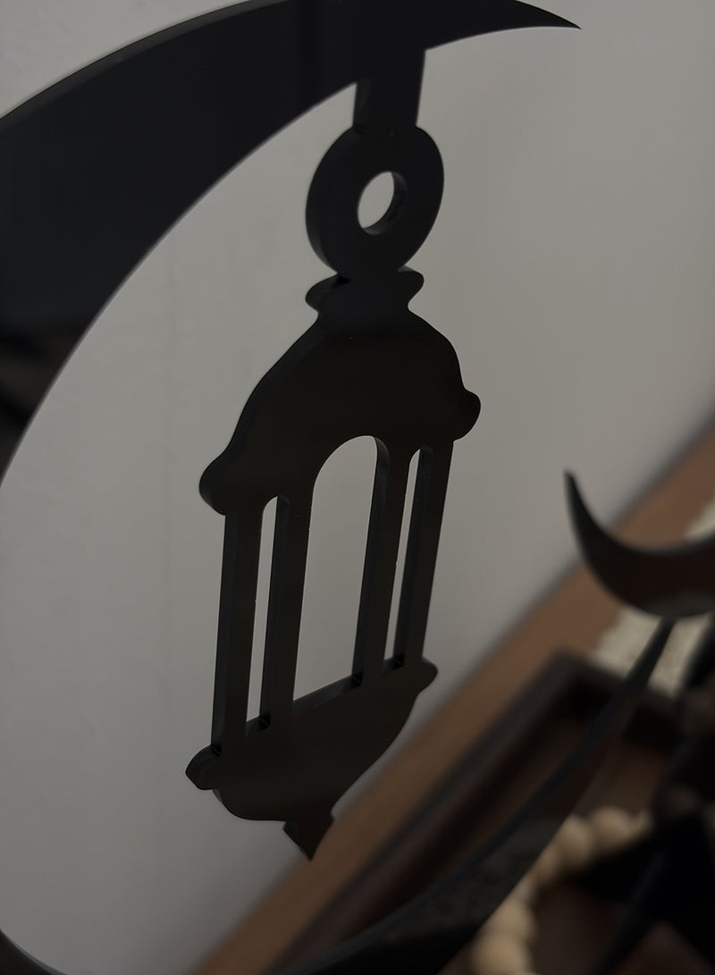 لوحة مجموعة من قطعتين ستاند ديكور من الأكريليك على شكل هلال يحمل فانوس رمضان - Image 3