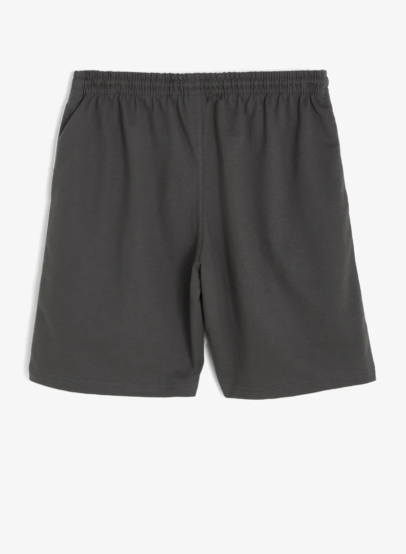 Seventy Five Regular fit Side Piping Shorts