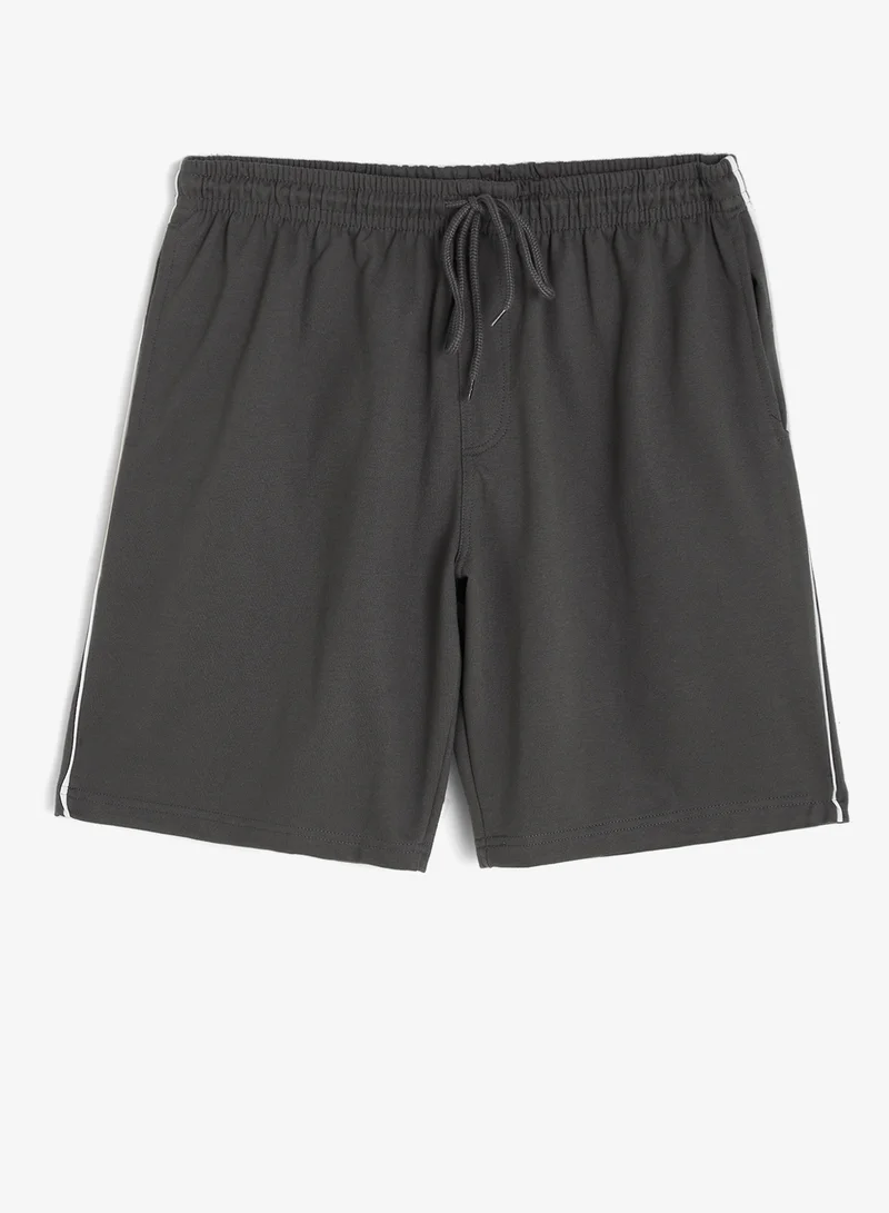 Seventy Five Regular fit Side Piping Shorts