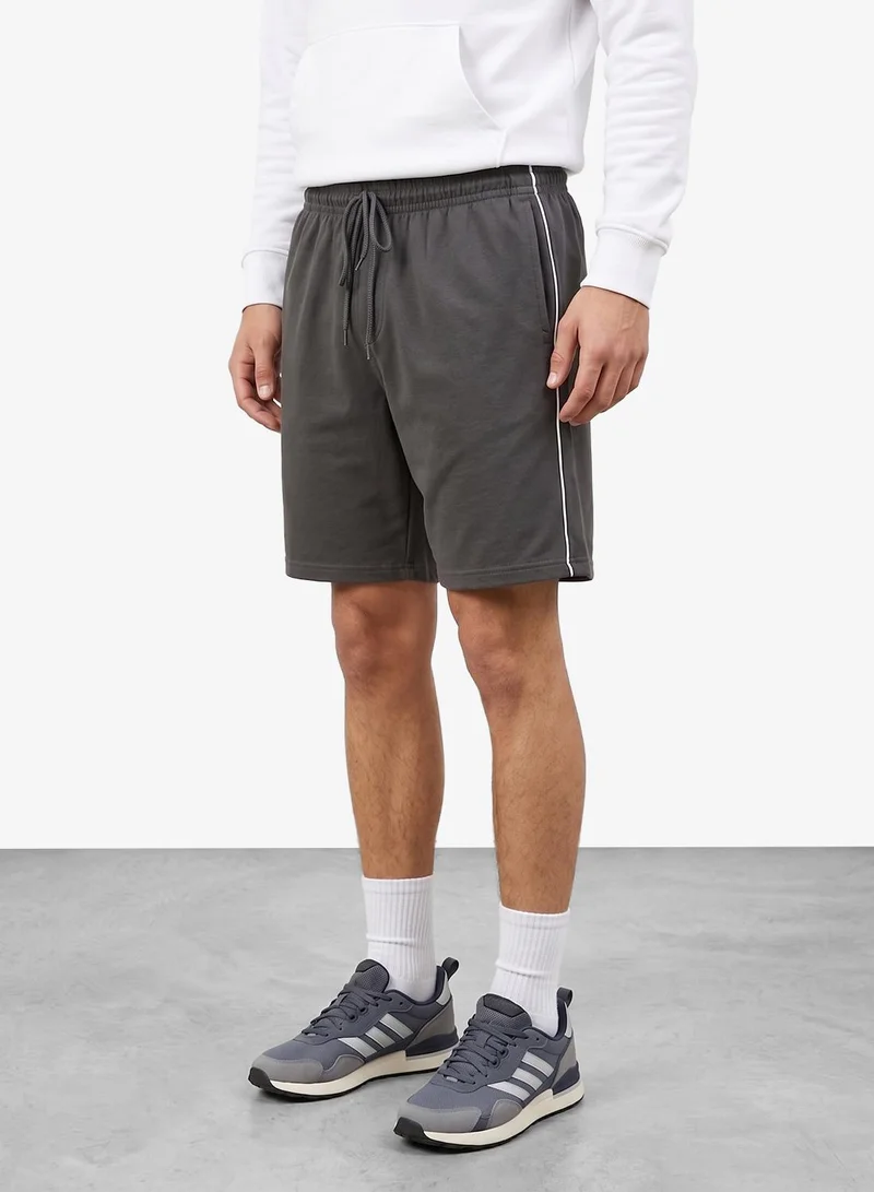 Seventy Five Regular fit Side Piping Shorts