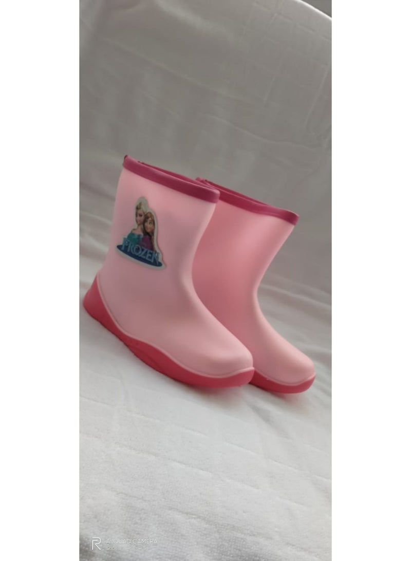 بوت مطر سيليكون للبنات – لون بينك مقاوم للماء بشخصية فروزن (مقاس 34–35)