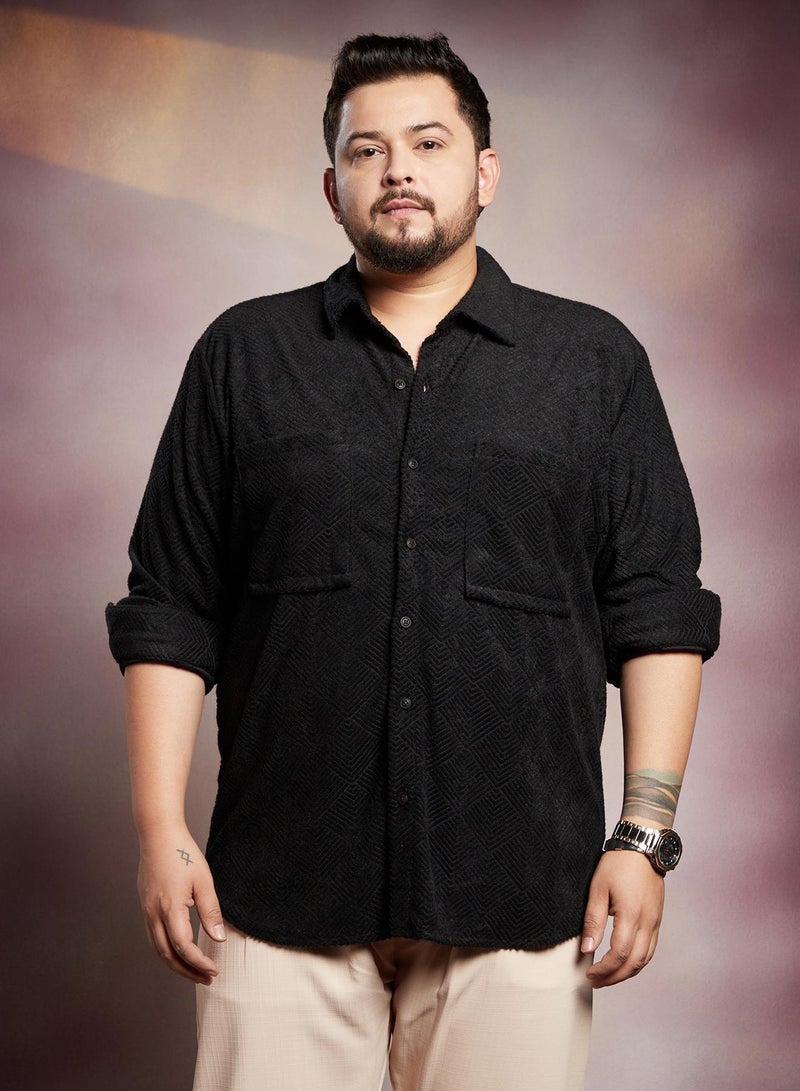 انستافاب بلس قميص رجالي مقاس كبير أسود بلون العقيق بتصميم أكسيسلاين مريح للاستخدام اليومي بياقة ممتدة وأكمام طويلة بأزرار - Image 2