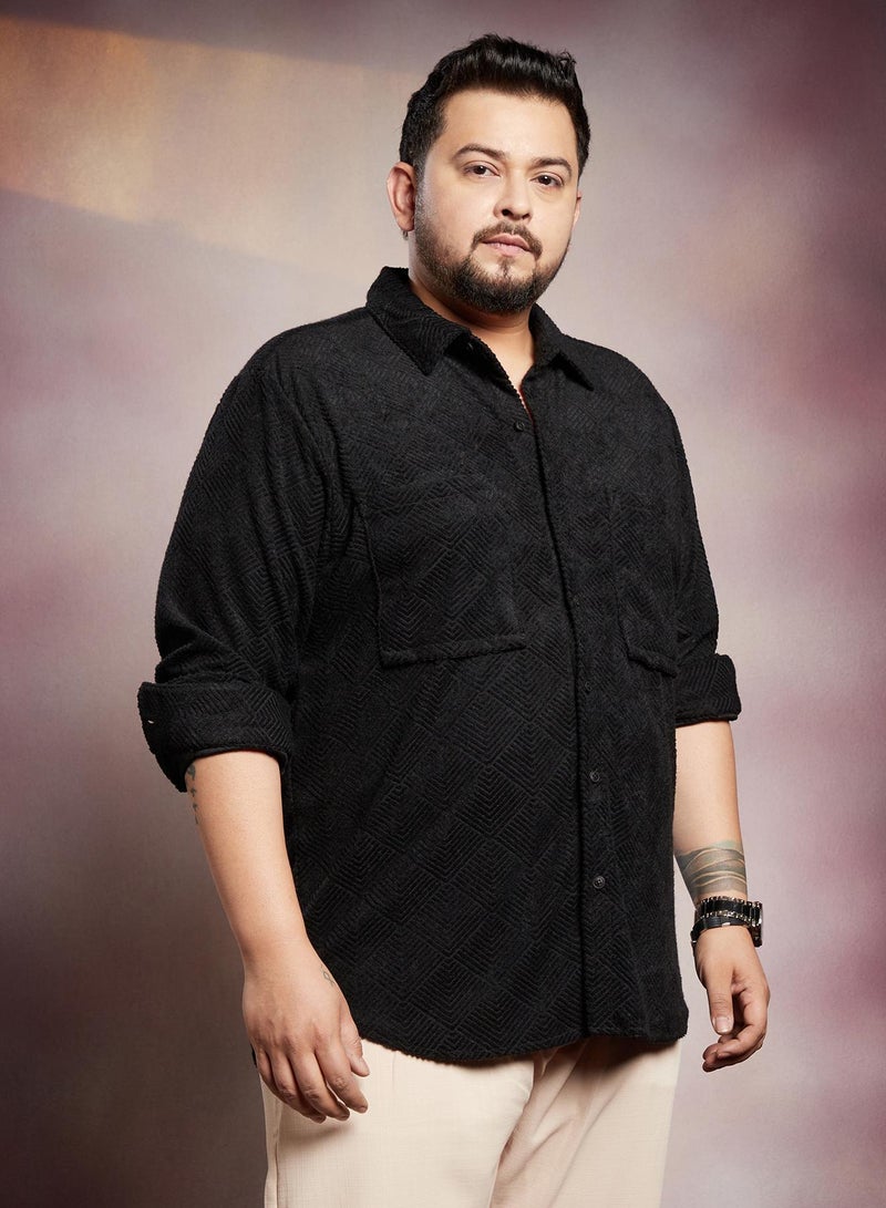 انستافاب بلس قميص رجالي مقاس كبير أسود بلون العقيق بتصميم أكسيسلاين مريح للاستخدام اليومي بياقة ممتدة وأكمام طويلة بأزرار - Image 3