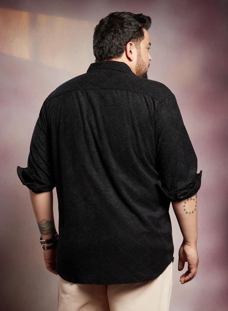 انستافاب بلس قميص رجالي مقاس كبير أسود بلون العقيق بتصميم أكسيسلاين مريح للاستخدام اليومي بياقة ممتدة وأكمام طويلة بأزرار - Image 5