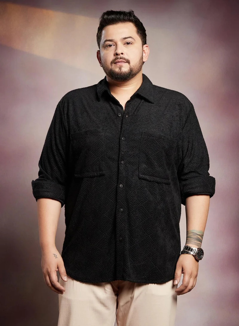 انستافاب بلس قميص رجالي مقاس كبير أسود بلون العقيق بتصميم أكسيسلاين مريح للاستخدام اليومي بياقة ممتدة وأكمام طويلة بأزرار