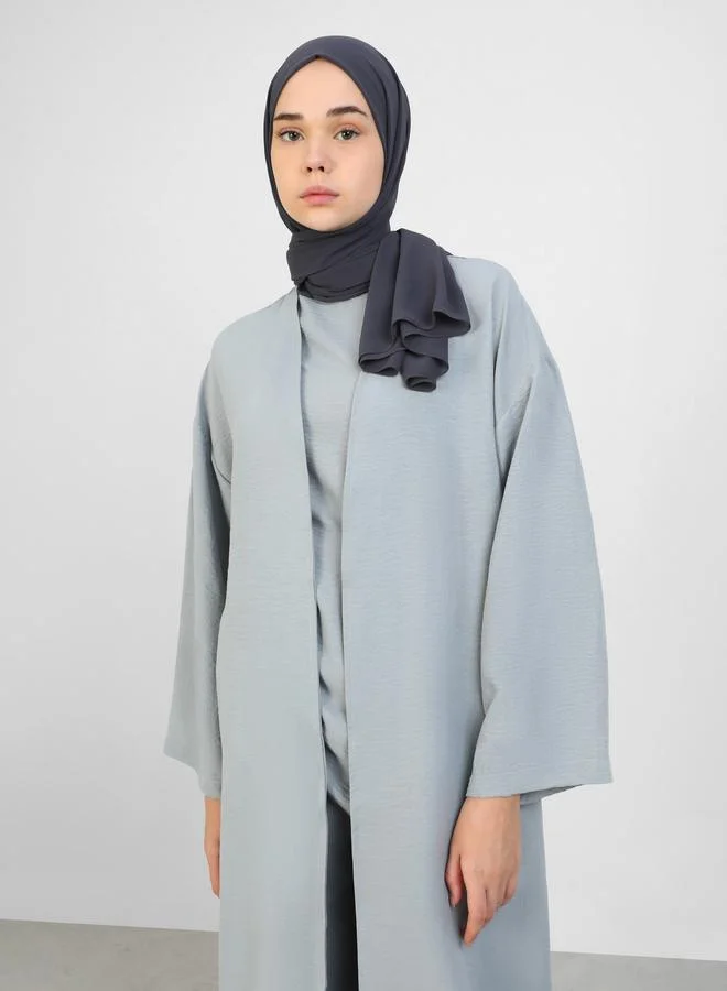 رفقة من مودانيسا طقم رفقة من مودانيسا بلون رمادي، بلوزة بدون أكمام مكشكشة مع كيمونو وبنطلون