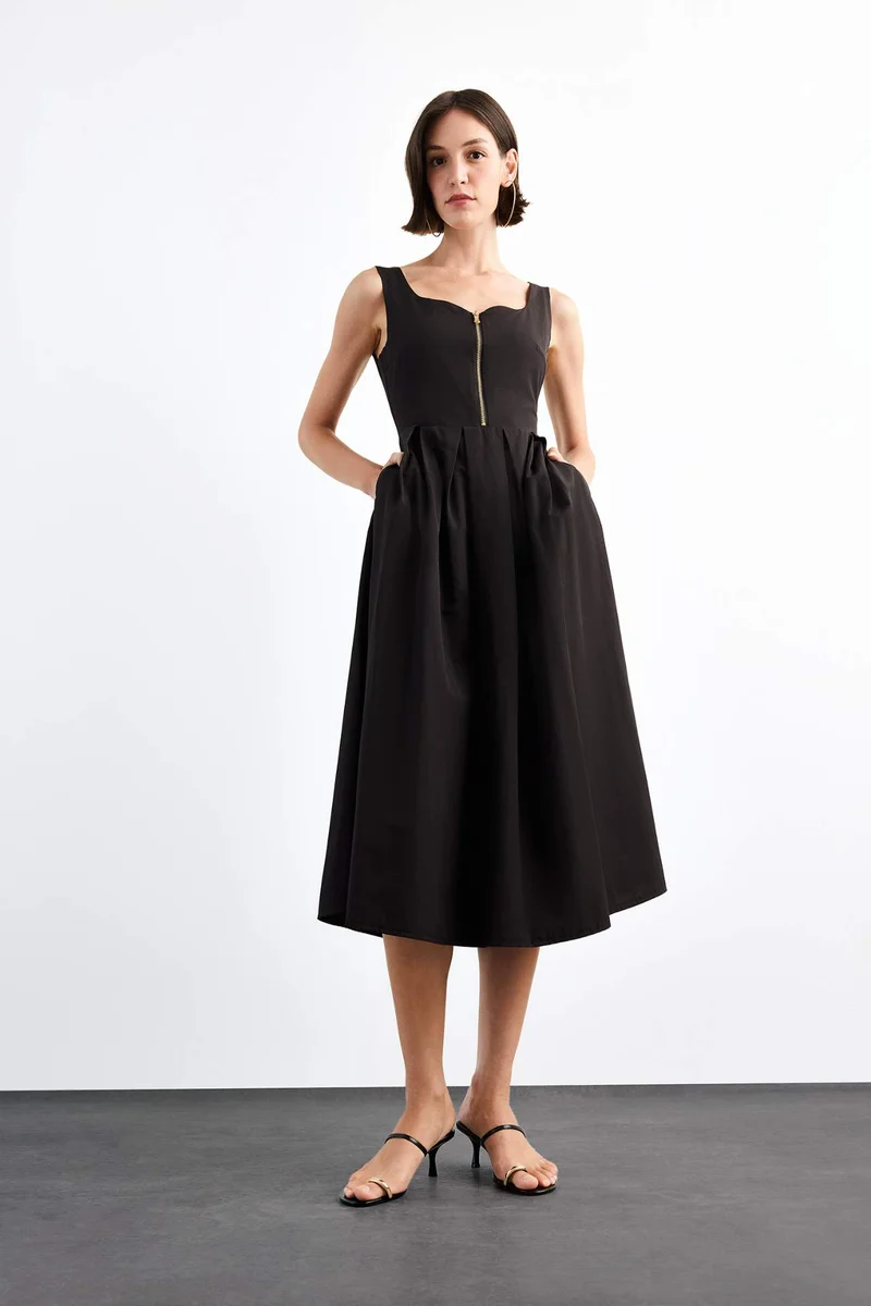 ديفاكتو Sleeveless Long Dress