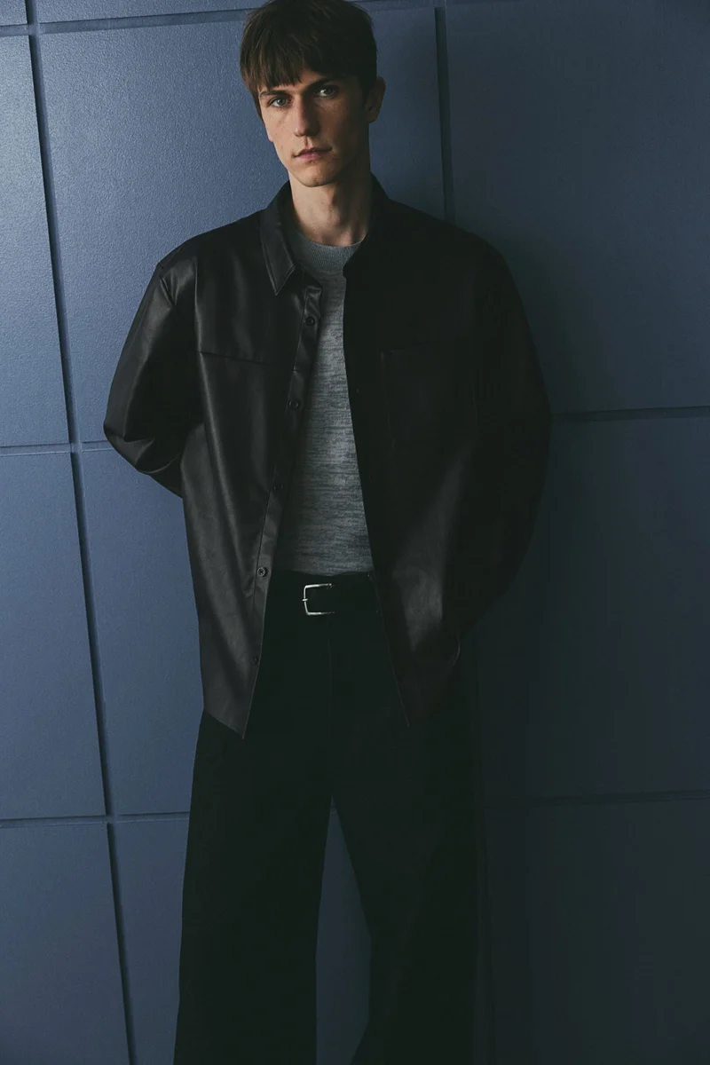 اتش اند ام قميص مبطّن بقصّة عادية