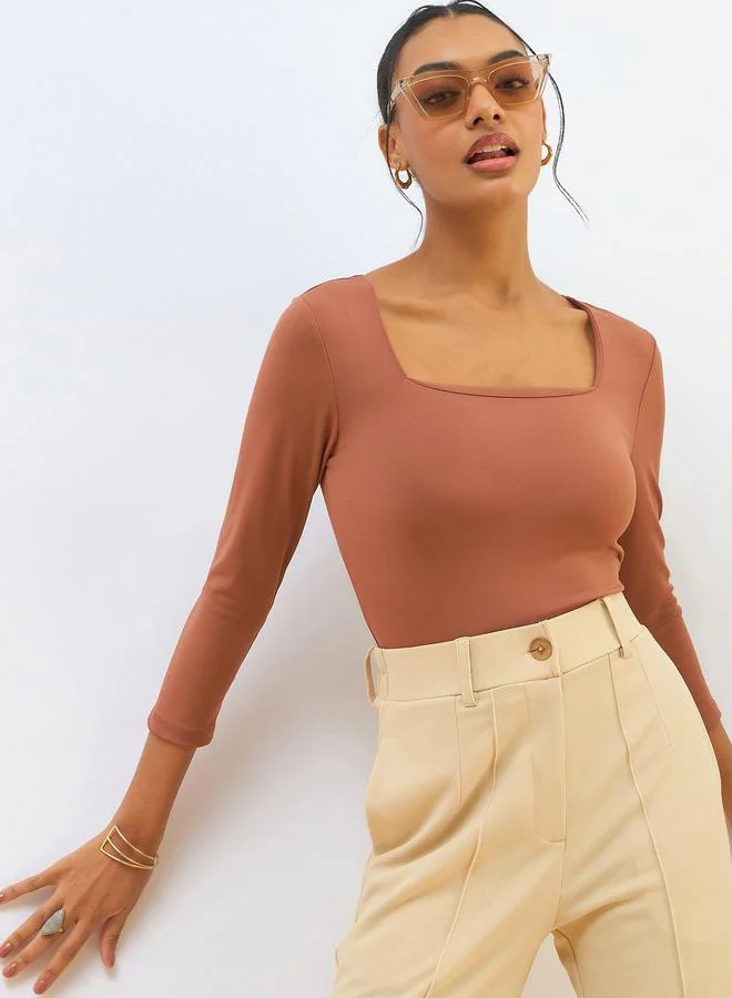 ساسافراس بلوزة قصيرة محبوكة بياقة مربعة بلون برتقالي من ساسافراس