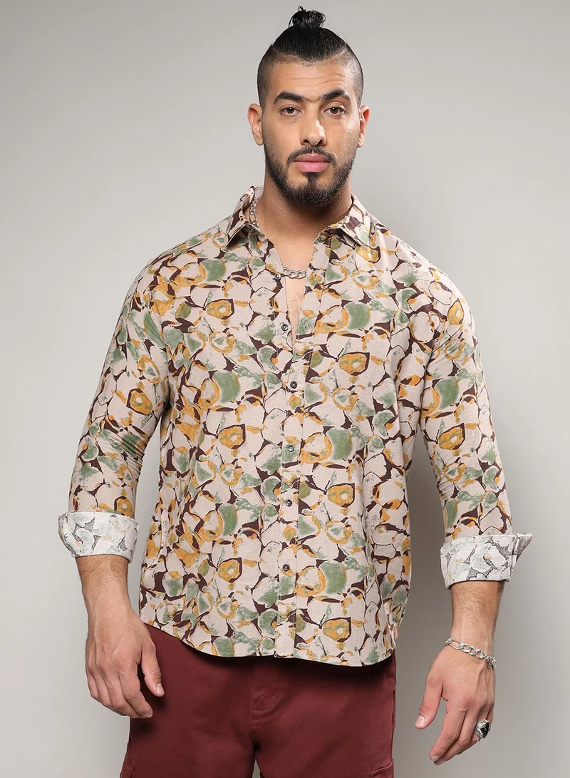 انستافاب بلس قميص رجالي قطني مطبوع بألوان بيج وأخضر بتصميم فني مريح للارتداء اليومي بياقة عريضة وأكمام طويلة وإغلاق بأزرار