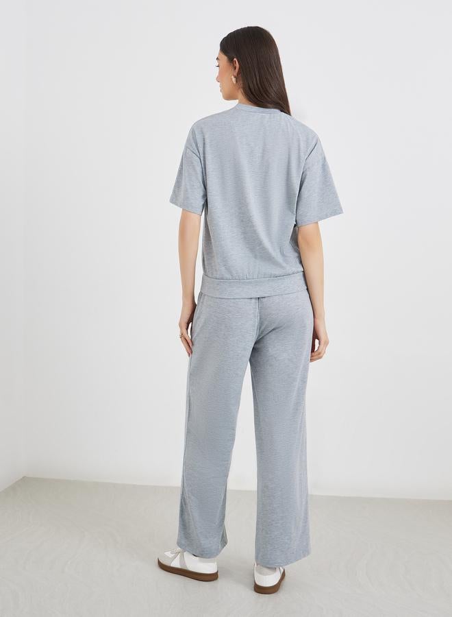 تايك تو طقم منسق من بنطال وتيشيرت سادة - Image 5