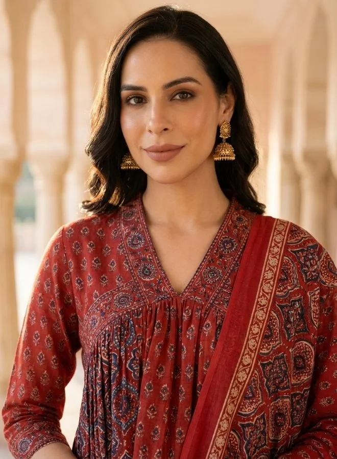 يوريس طقم كورتا نسائي أحمر مطبوع بكسرات مع بنطلون وشال