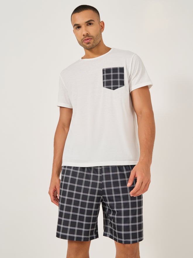 Styli Styli Unwind Solid Contrast Pocket Detail T-Shirt and Checked Shorts Set  - Image 2