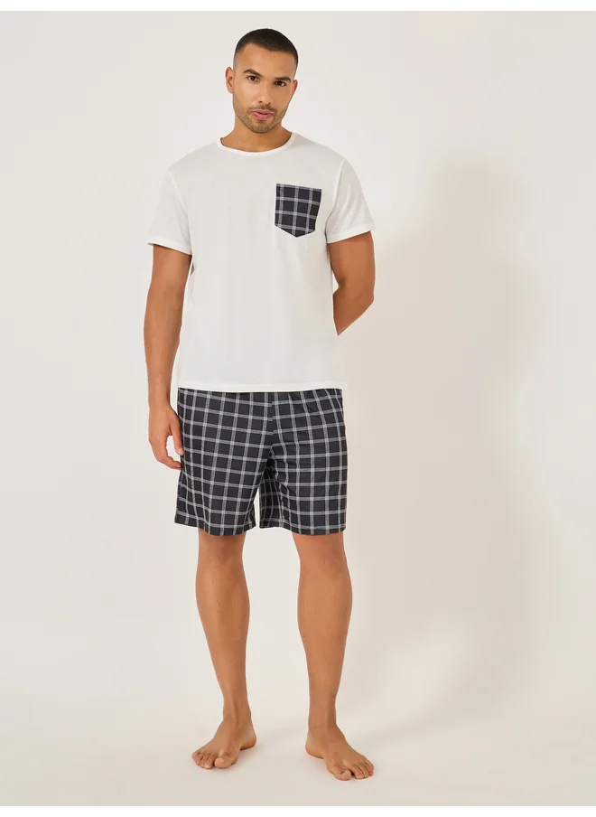 Styli Styli Unwind Solid Contrast Pocket Detail T-Shirt and Checked Shorts Set