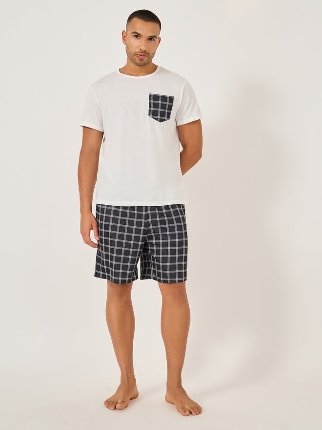 Styli Styli Unwind Solid Contrast Pocket Detail T-Shirt and Checked Shorts Set  - Image 1